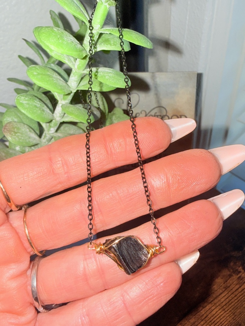 Black raw set in obsidian pendant necklace - Picture 2 of 4